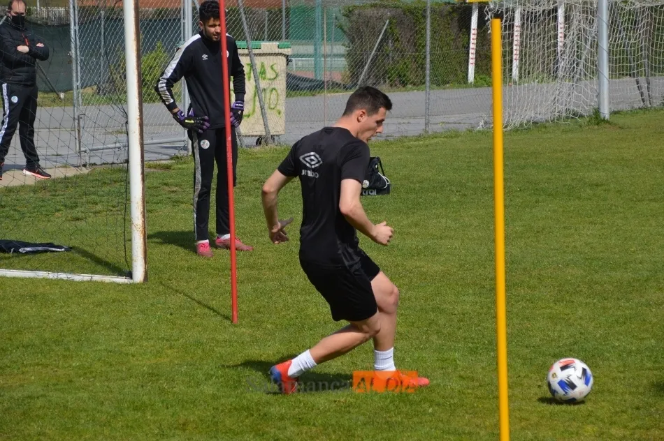 Benítez, sin guantes y solo tocando el balón con el pie por su dolor en el hombro
