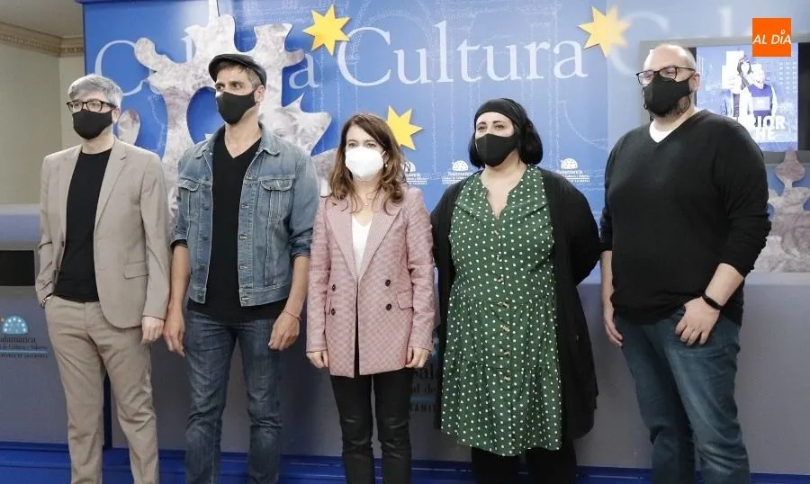 La concejal de Cultura, María Victoria Bermejo, junto a los integrantes de esta producción teatral. Foto de Guillermo García