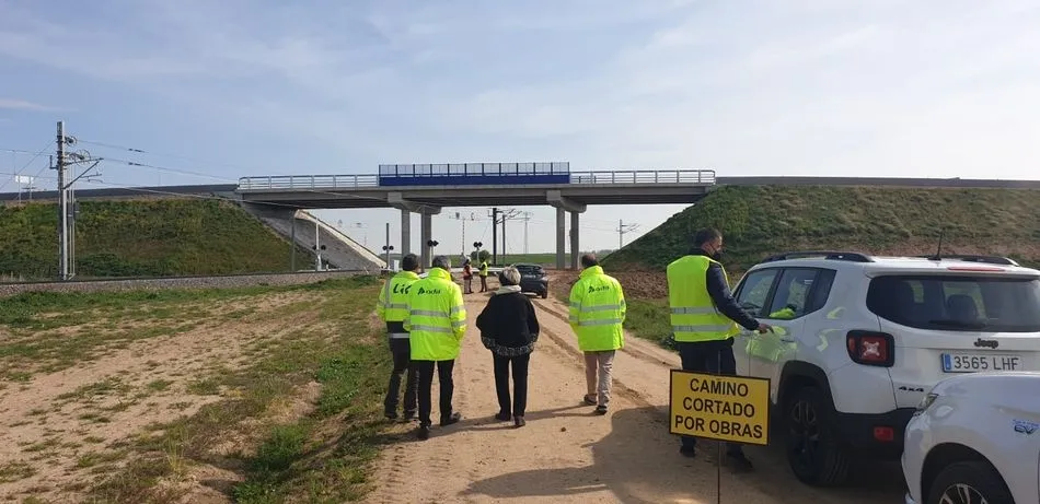 Foto 3 - Las obras para la supresi&oacute;n de los pasos a nivel de Gomecello entran en su recta final