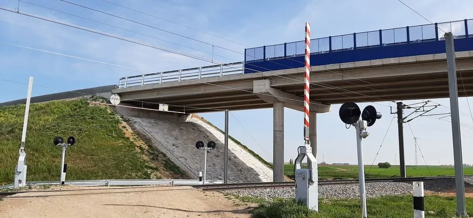 Foto 2 - Las obras para la supresi&oacute;n de los pasos a nivel de Gomecello entran en su recta final