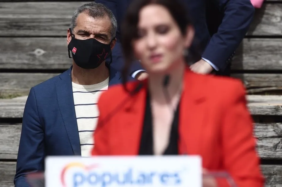 Toni Cantó, en la presentación de la lista del PP en Madrid, observa a Isabel Díaz Ayuso. Foto: EP