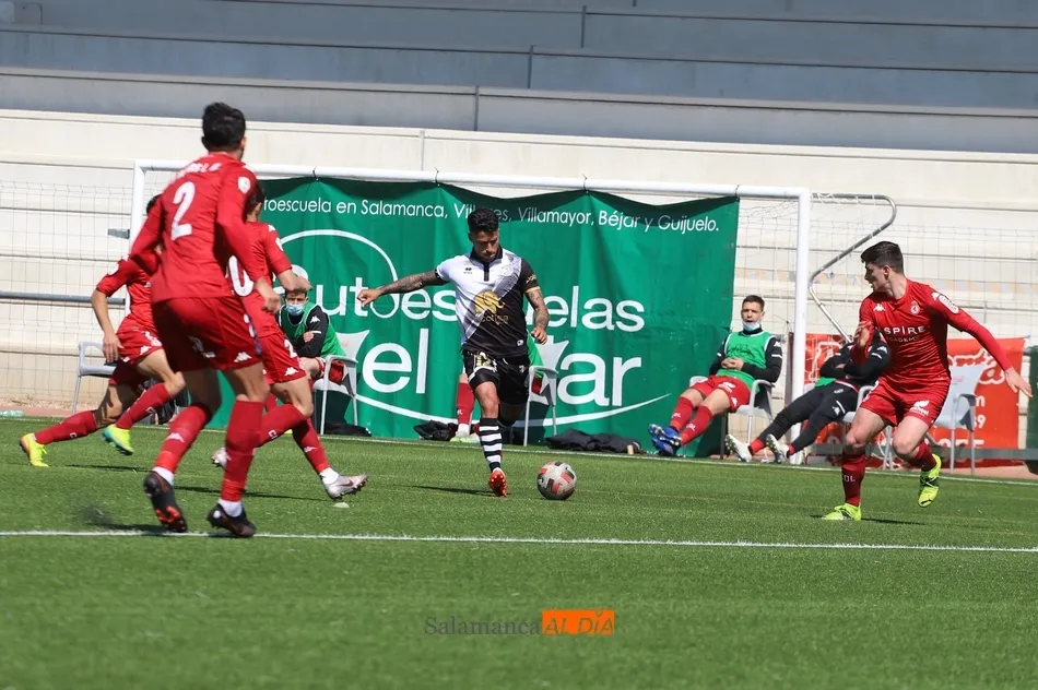 Viana, rodeado de jugadores de la Cultural