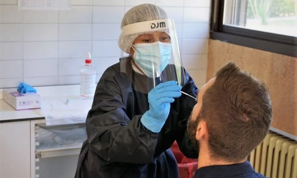 Sanidad registra 9.663 nuevos casos de Covid-19 y 126 muertes, mientras la incidencia sigue al...