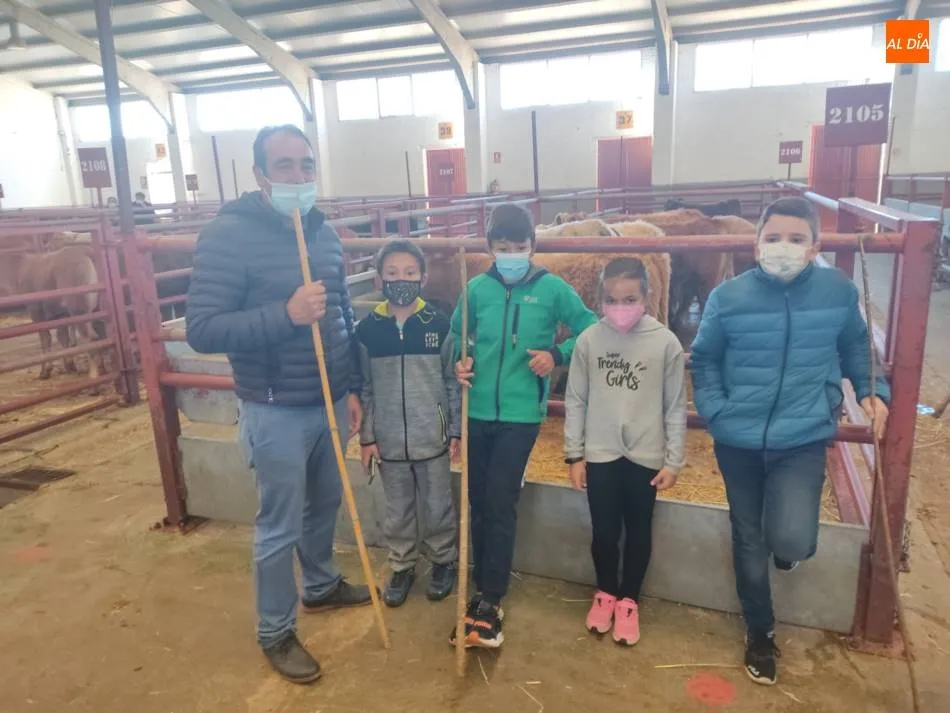 Francisco Hernández junto a jóvenes visitantes en el mercado de Salamanca. | Jorge Holguera