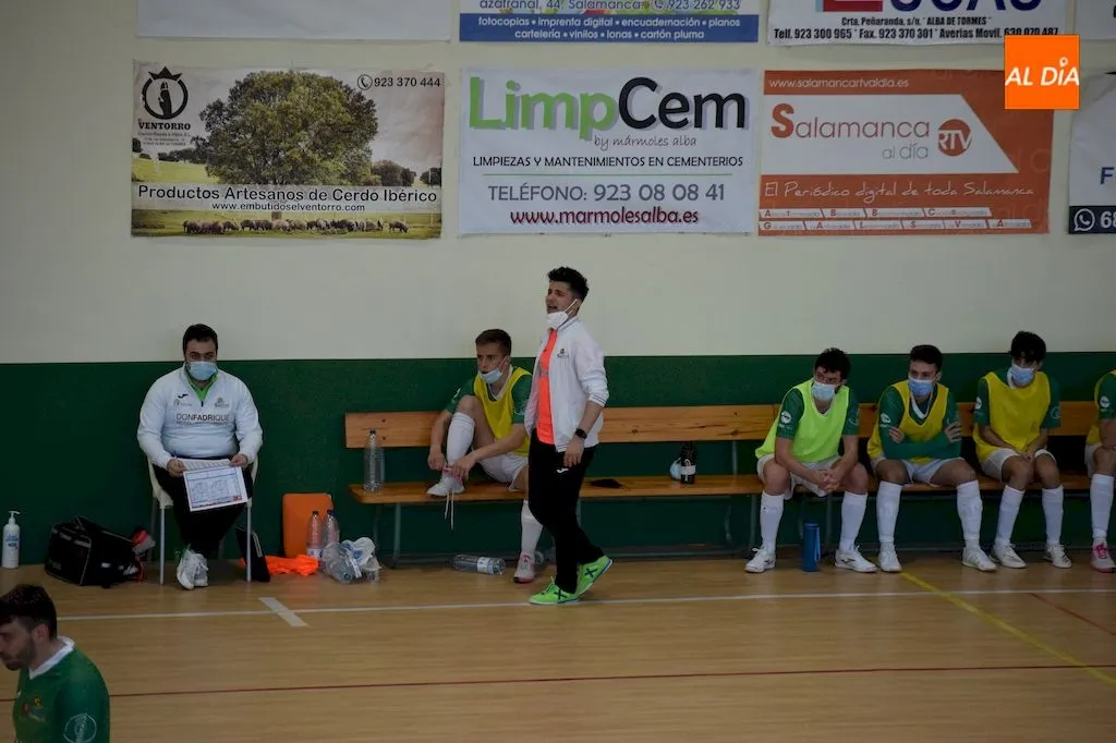 Óscar Gonzáles da instrucciones a sus jugadores durante un encuentro en Alba de Tormes / Pedro Zaballos