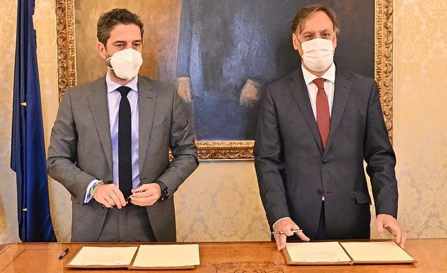 El alcalde de Salamanca, Carlos García Carbayo, y el presidente de Iberaval, César Pontvianne, han renovado el convenio sellado para el ejercicio 2020