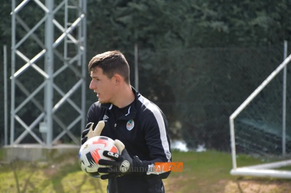 Benítez bloca un balón / Carlos Cuervo