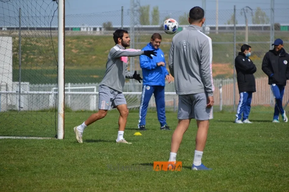 Foto 11 - Javi Ben&iacute;tez entrena con absoluta normalidad en el Salamanca UDS y jugar&aacute; contra el Covadonga