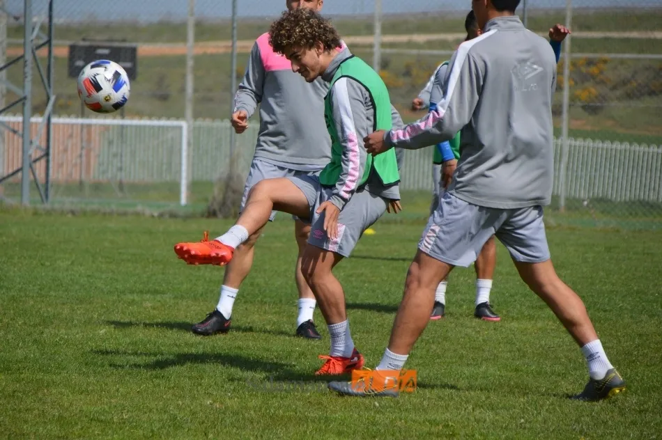 Foto 10 - Javi Ben&iacute;tez entrena con absoluta normalidad en el Salamanca UDS y jugar&aacute; contra el Covadonga