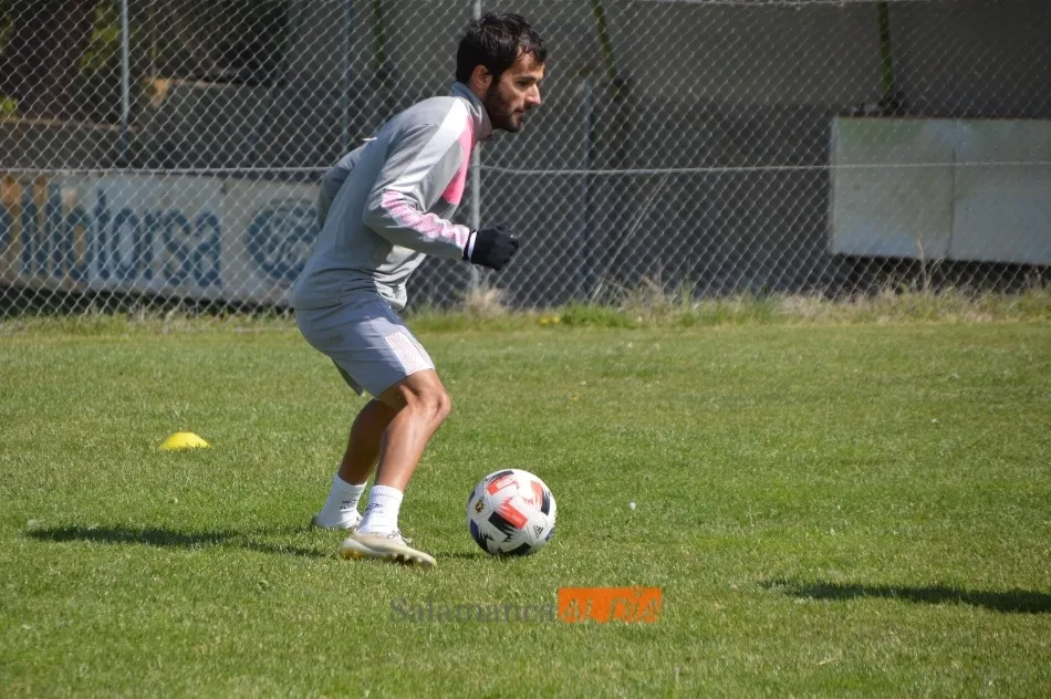Foto 9 - Javi Ben&iacute;tez entrena con absoluta normalidad en el Salamanca UDS y jugar&aacute; contra el Covadonga