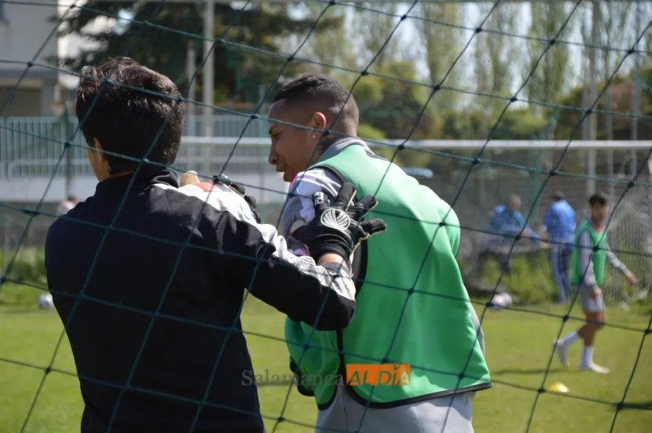 Foto 8 - Javi Ben&iacute;tez entrena con absoluta normalidad en el Salamanca UDS y jugar&aacute; contra el Covadonga