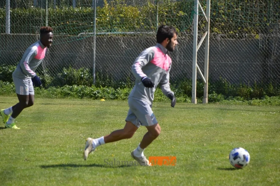 Foto 7 - Javi Ben&iacute;tez entrena con absoluta normalidad en el Salamanca UDS y jugar&aacute; contra el Covadonga