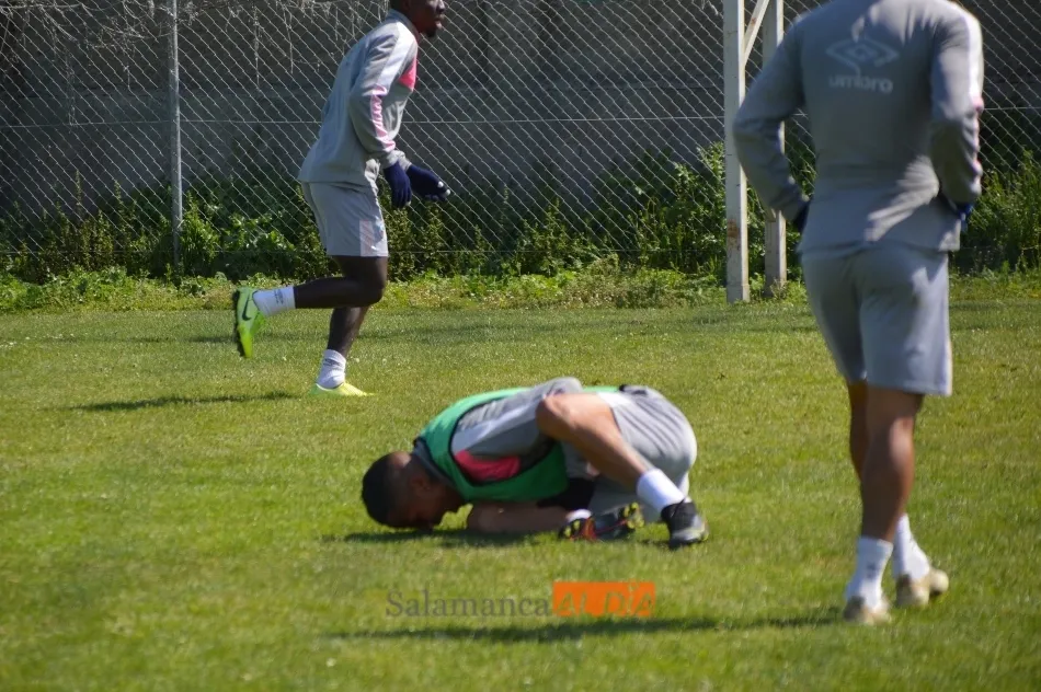 Foto 4 - Javi Ben&iacute;tez entrena con absoluta normalidad en el Salamanca UDS y jugar&aacute; contra el Covadonga