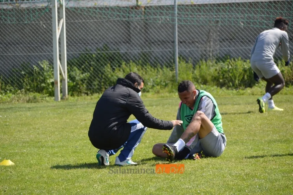 Foto 2 - Javi Ben&iacute;tez entrena con absoluta normalidad en el Salamanca UDS y jugar&aacute; contra el Covadonga