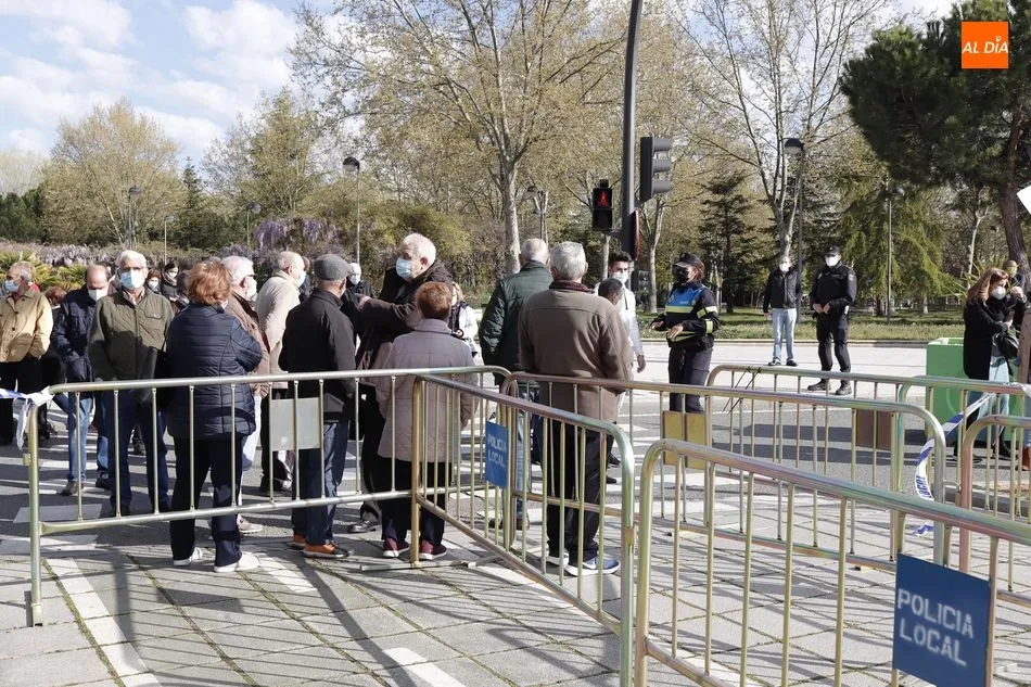 Foto 8 - Colas junto al Multiusos en la &uacute;ltima jornada de la vacunaci&oacute;n para personas de 79 a 74 a&ntilde;os