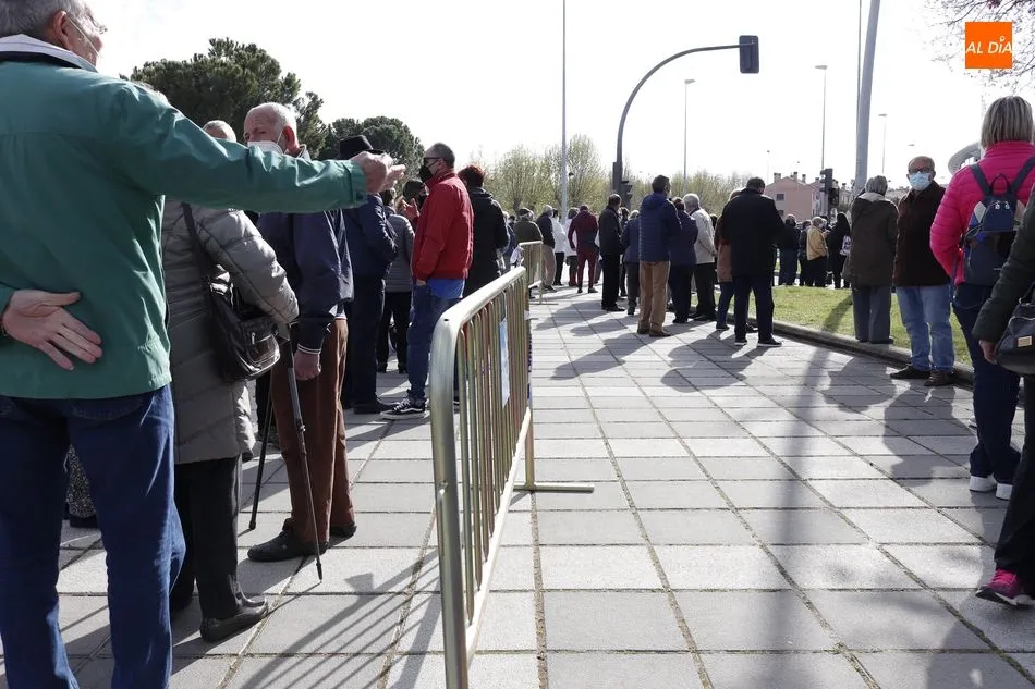 Foto 5 - Colas junto al Multiusos en la &uacute;ltima jornada de la vacunaci&oacute;n para personas de 79 a 74 a&ntilde;os