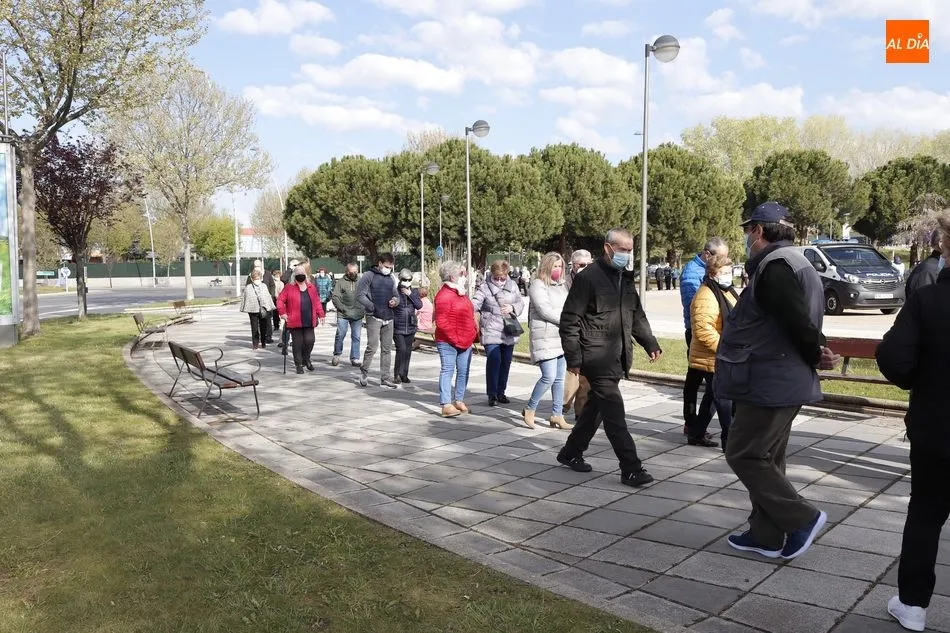 Foto 4 - Colas junto al Multiusos en la &uacute;ltima jornada de la vacunaci&oacute;n para personas de 79 a 74 a&ntilde;os