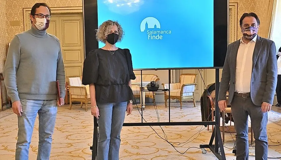 El concejal de Turismo y Relaciones con las Universidades, Fernando Castaño, acompañado de la vicerrectora de Estudiantes y Sostenibilidad de la Universidad de Salamanca, Celia Aramburu, y del presidente de la junta directiva de Alumni-USAL, José Luis Fue