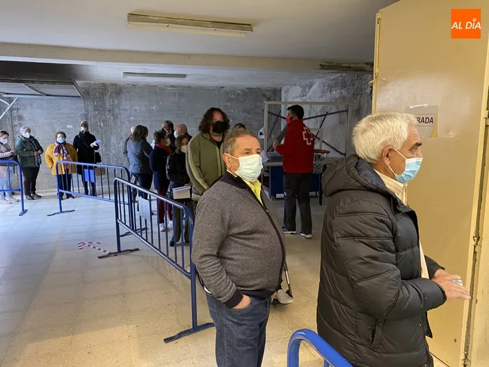 Foto 9 - El primer pinchazo de la vacuna frente al Covid-19 llega a 360 personas de 77 a 79 a&ntilde;os