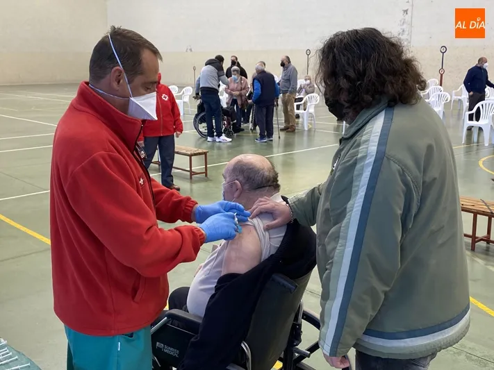 Foto 5 - El primer pinchazo de la vacuna frente al Covid-19 llega a 360 personas de 77 a 79 a&ntilde;os