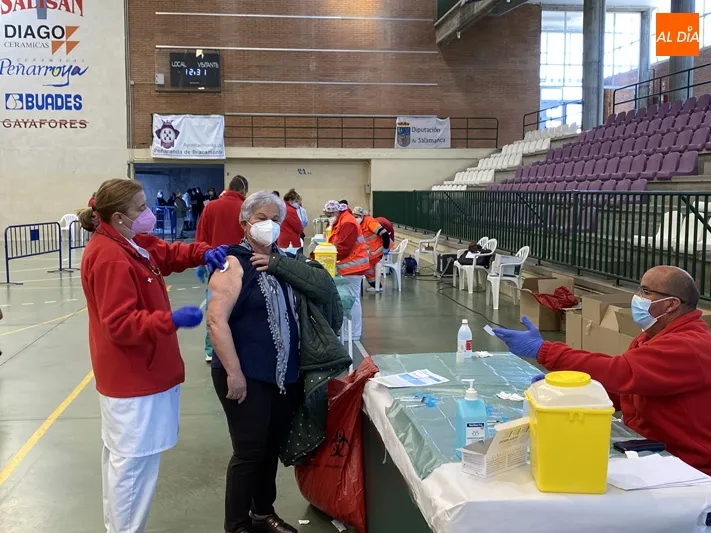 Foto 3 - El primer pinchazo de la vacuna frente al Covid-19 llega a 360 personas de 77 a 79 a&ntilde;os