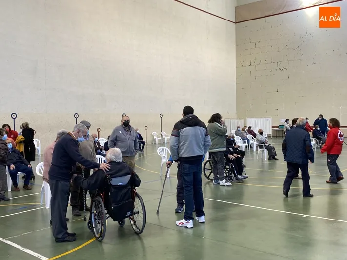 Foto 2 - El primer pinchazo de la vacuna frente al Covid-19 llega a 360 personas de 77 a 79 a&ntilde;os