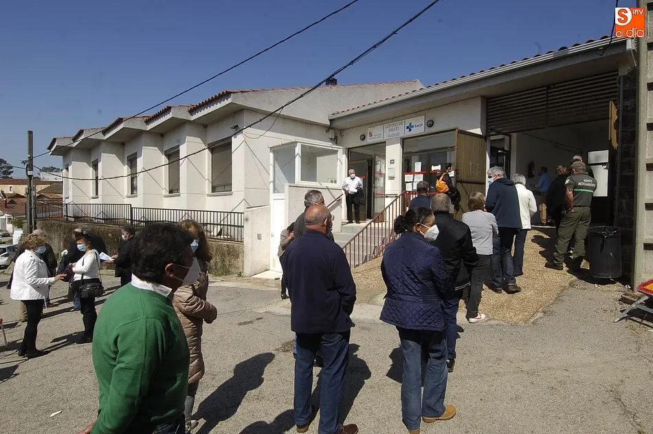 Foto 10 - Los vecinos de 60 a 65 a&ntilde;os de la Zona B&aacute;sica de Robleda reciben la 1&ordf; dosis de la vacuna  