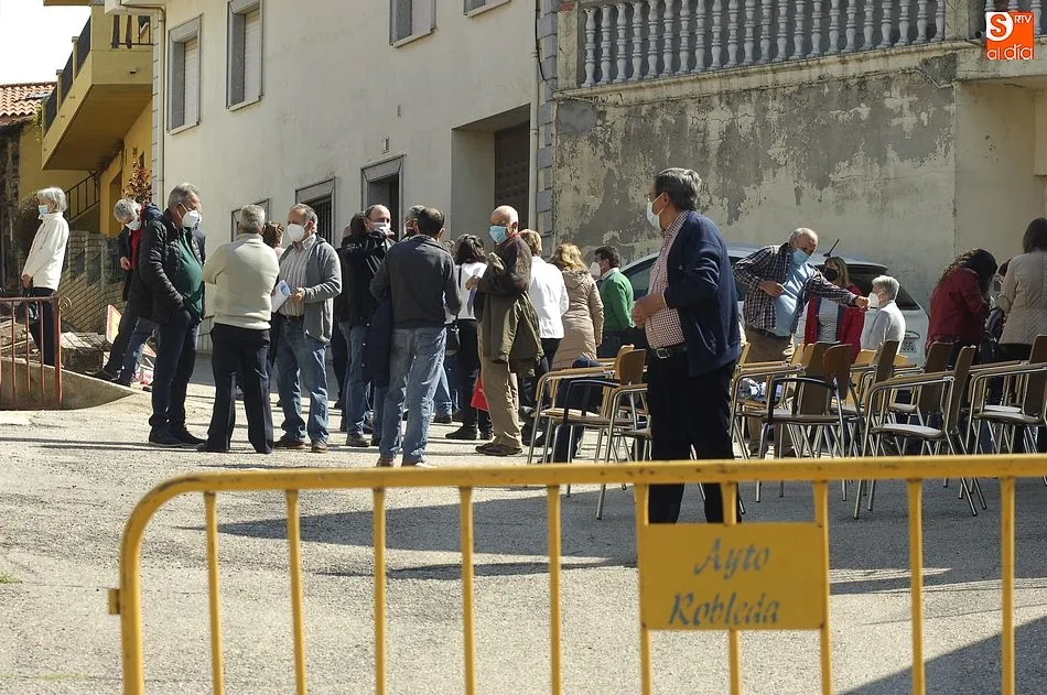 Foto 11 - Los vecinos de 60 a 65 a&ntilde;os de la Zona B&aacute;sica de Robleda reciben la 1&ordf; dosis de la vacuna  