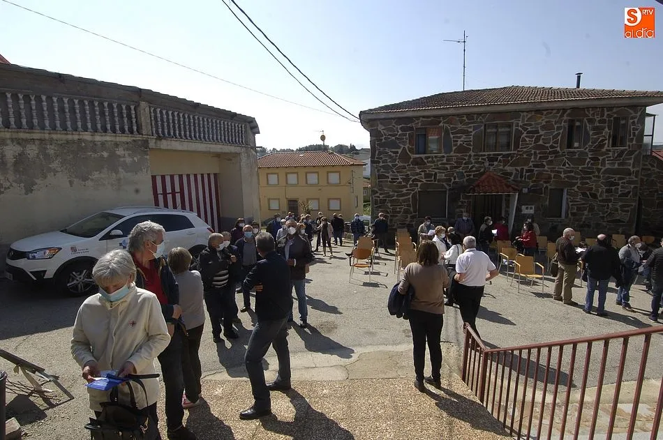 Foto 9 - Los vecinos de 60 a 65 a&ntilde;os de la Zona B&aacute;sica de Robleda reciben la 1&ordf; dosis de la vacuna  