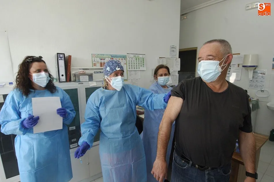 Foto 7 - Los vecinos de 60 a 65 a&ntilde;os de la Zona B&aacute;sica de Robleda reciben la 1&ordf; dosis de la vacuna  