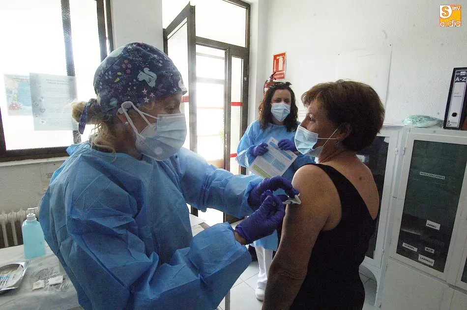 Foto 6 - Los vecinos de 60 a 65 a&ntilde;os de la Zona B&aacute;sica de Robleda reciben la 1&ordf; dosis de la vacuna  