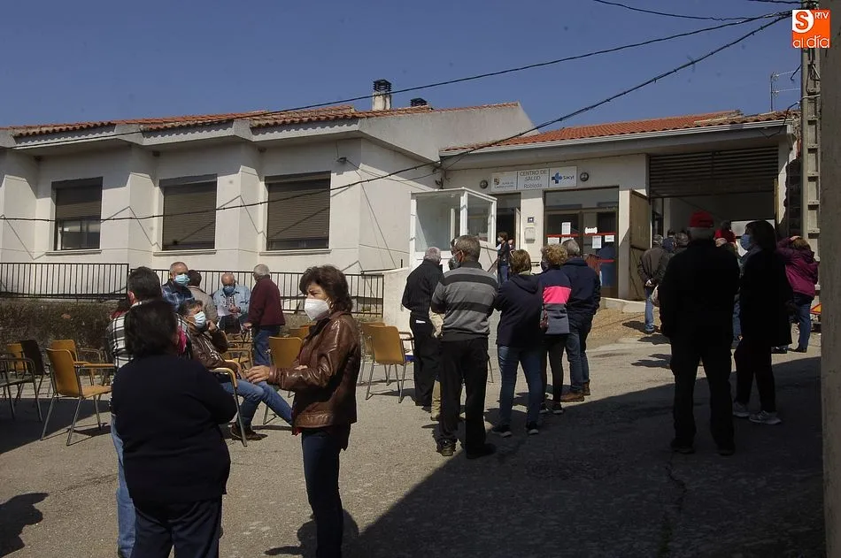 Foto 4 - Los vecinos de 60 a 65 a&ntilde;os de la Zona B&aacute;sica de Robleda reciben la 1&ordf; dosis de la vacuna  