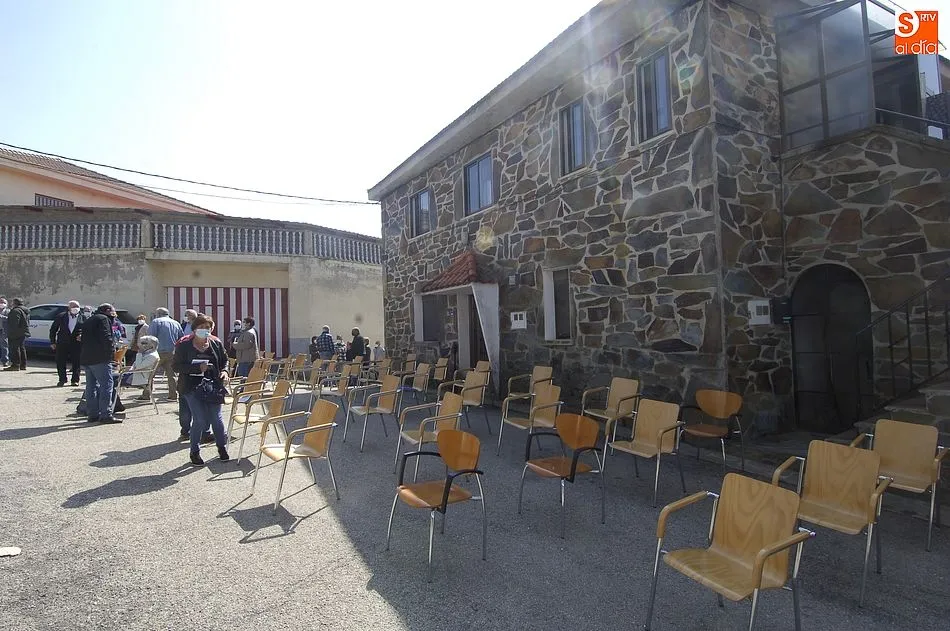 Foto 3 - Los vecinos de 60 a 65 a&ntilde;os de la Zona B&aacute;sica de Robleda reciben la 1&ordf; dosis de la vacuna  