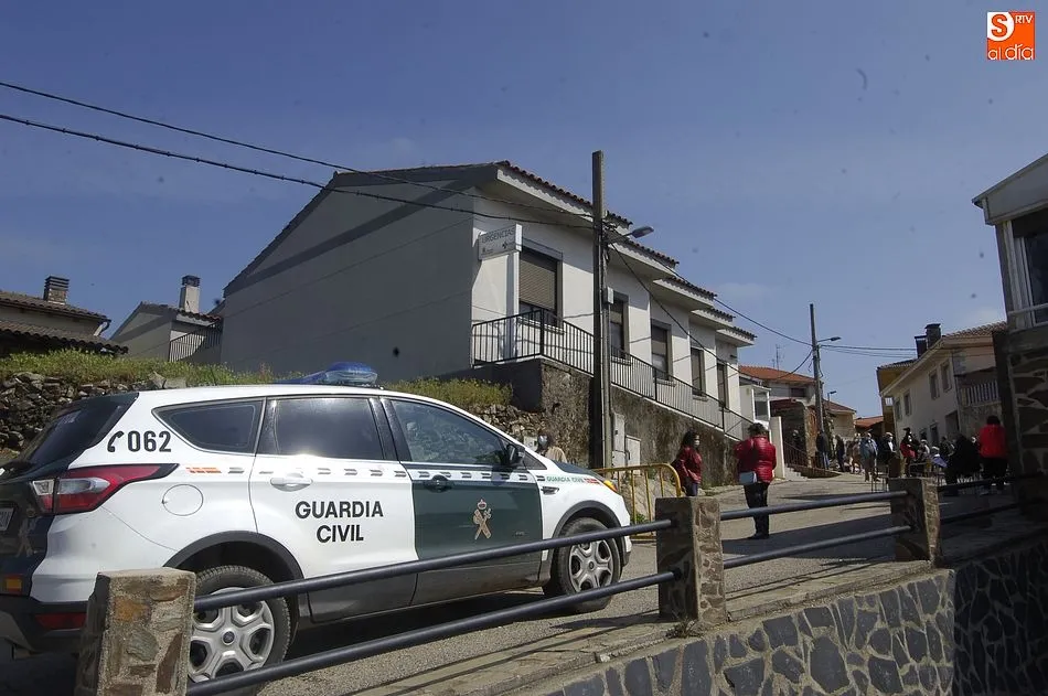Foto 2 - Los vecinos de 60 a 65 a&ntilde;os de la Zona B&aacute;sica de Robleda reciben la 1&ordf; dosis de la vacuna  