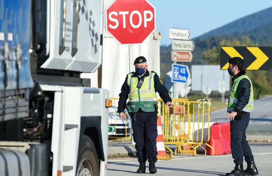 Agentes de policía trabajan en un control en un punto fronterizo entre Portugal y España