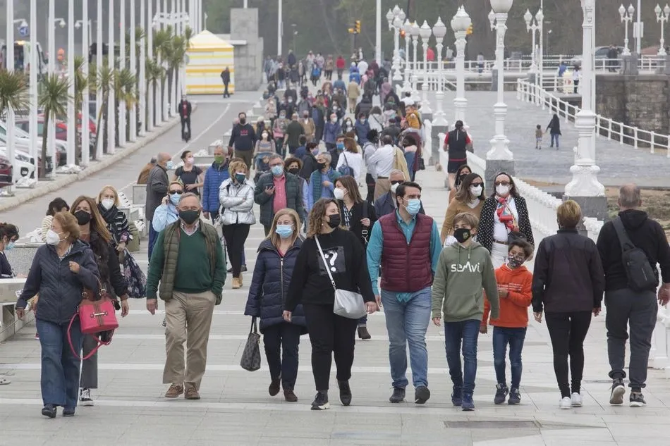Varias personas caminan por el Paseo Marítimo de Gijón. Foto: EP