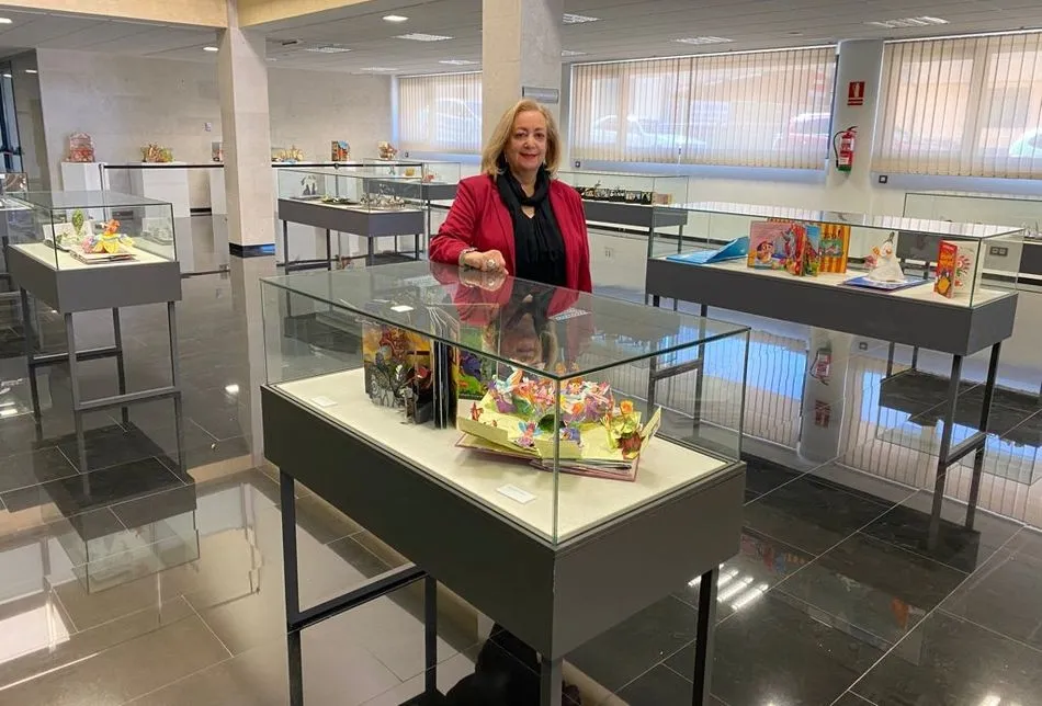La concejala de Cultura y Educación, Ángeles Giménez, en la exposición de Cuentos troquelados
