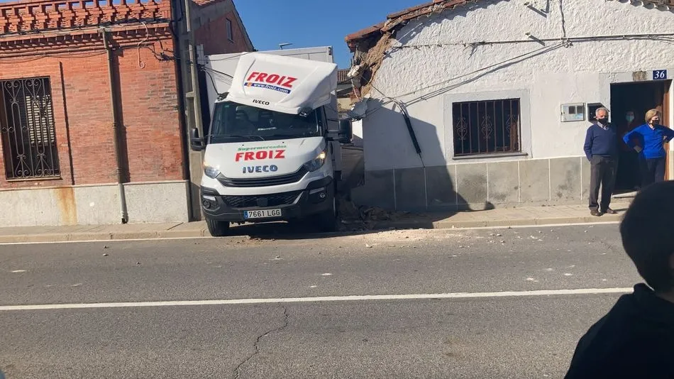 Imagen de cómo ha quedado el camión tras intentar pasar por la calle