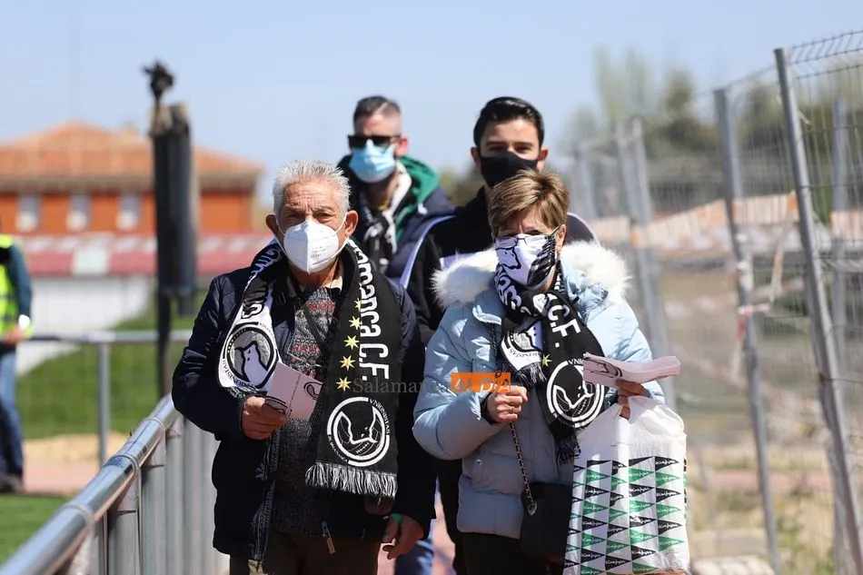 Socios de Unionistas, a su llegada al Reina Sofía / Lydia González