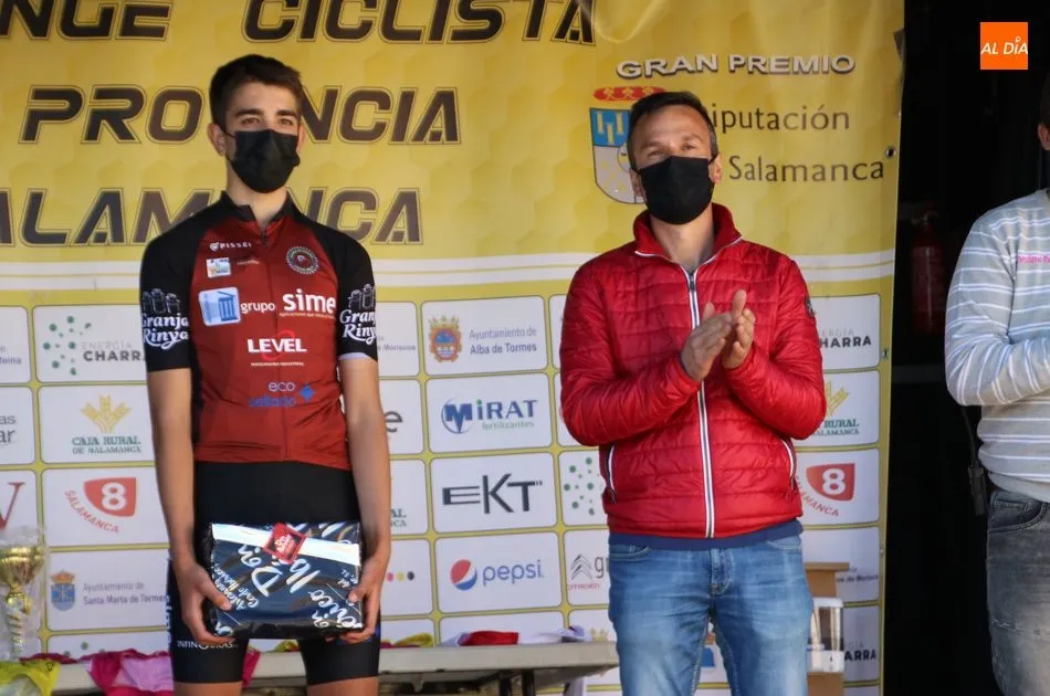 Entrega de un lote de ibéricos al ganador de la Meta Volante de Santa Inés