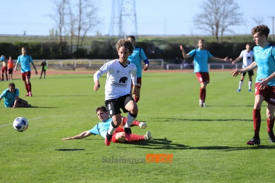 Antonio Alemán pelea por un balón con un rival / Lydia González
