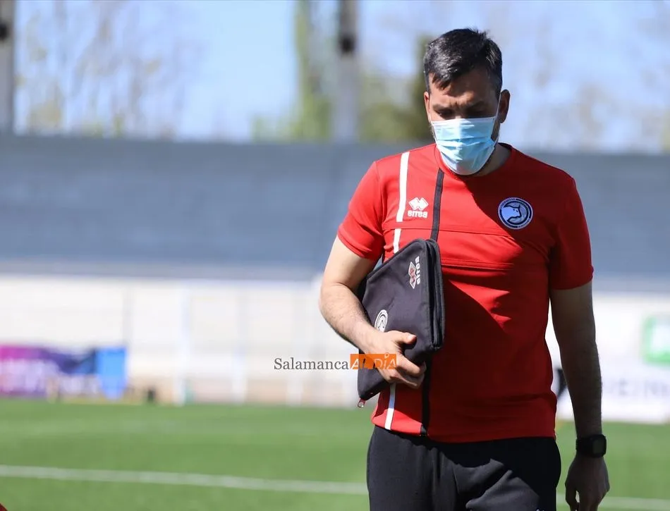 Hernán, antes del partido / Lydia González