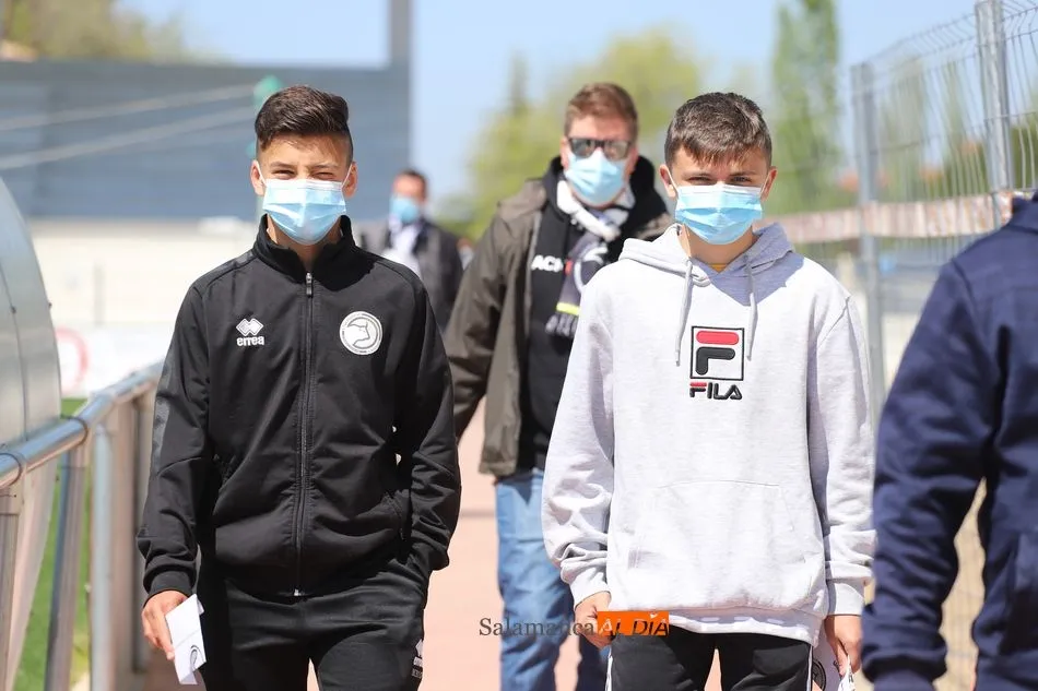 Foto 6 - Otros 108 socios de Unionistas que no fallan a su equipo en busca del sue&ntilde;o del playoff de Segunda