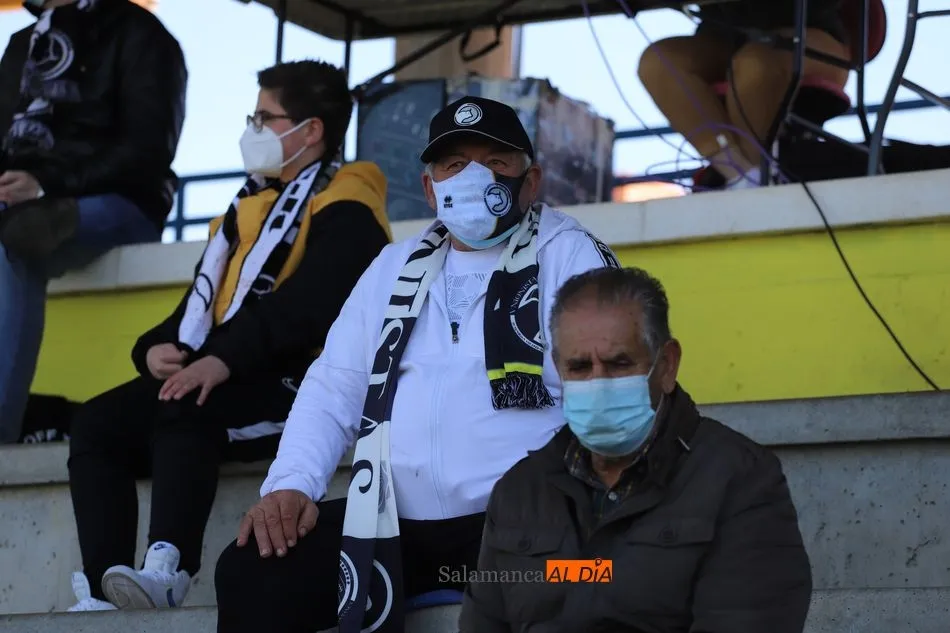 Foto 2 - Otros 108 socios de Unionistas que no fallan a su equipo en busca del sue&ntilde;o del playoff de Segunda