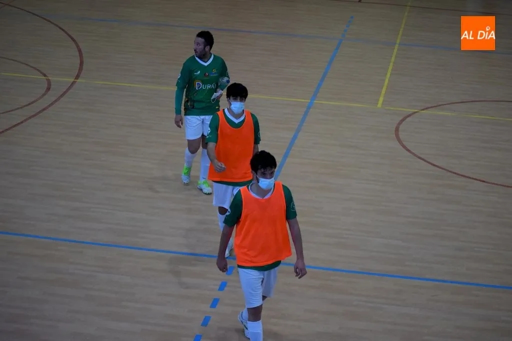 Foto 3 - Paso de gigante hacia la permanencia ante el Sala Ourense (8-6)