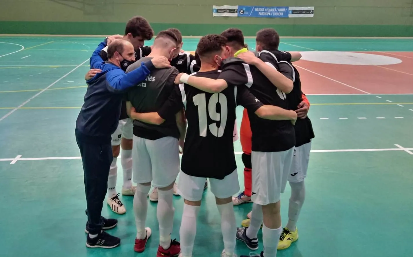Foto 2 - El III Juvenil logra a 27&rdquo; para el final un justo empate en su entretenida visita al 5 Coru&ntilde;a FS ...