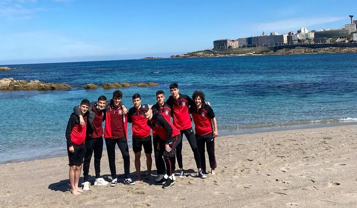 Foto 8 - El III Juvenil logra a 27&rdquo; para el final un justo empate en su entretenida visita al 5 Coru&ntilde;a FS ...
