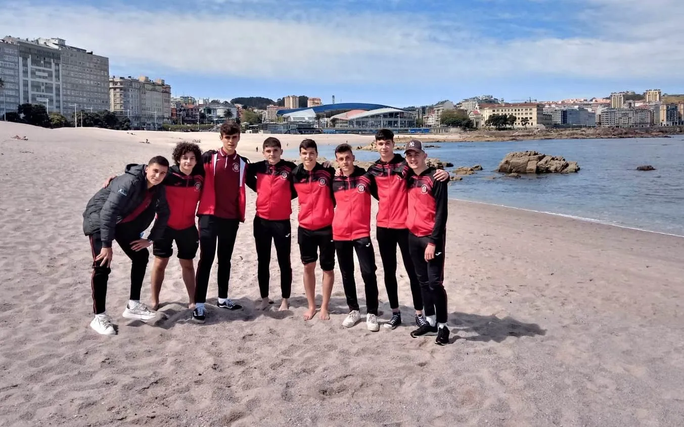 Foto 5 - El III Juvenil logra a 27&rdquo; para el final un justo empate en su entretenida visita al 5 Coru&ntilde;a FS ...