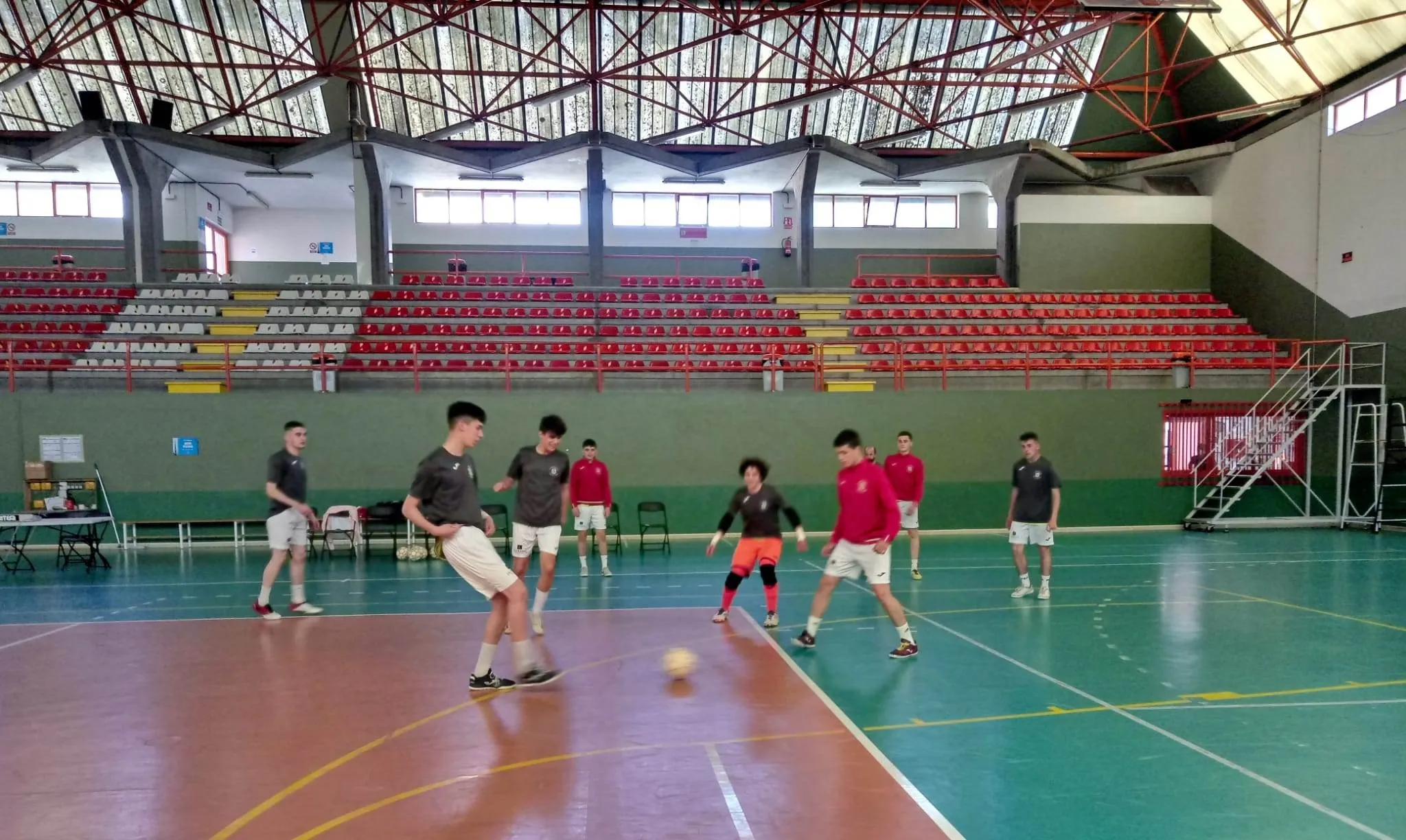 Foto 4 - El III Juvenil logra a 27&rdquo; para el final un justo empate en su entretenida visita al 5 Coru&ntilde;a FS ...