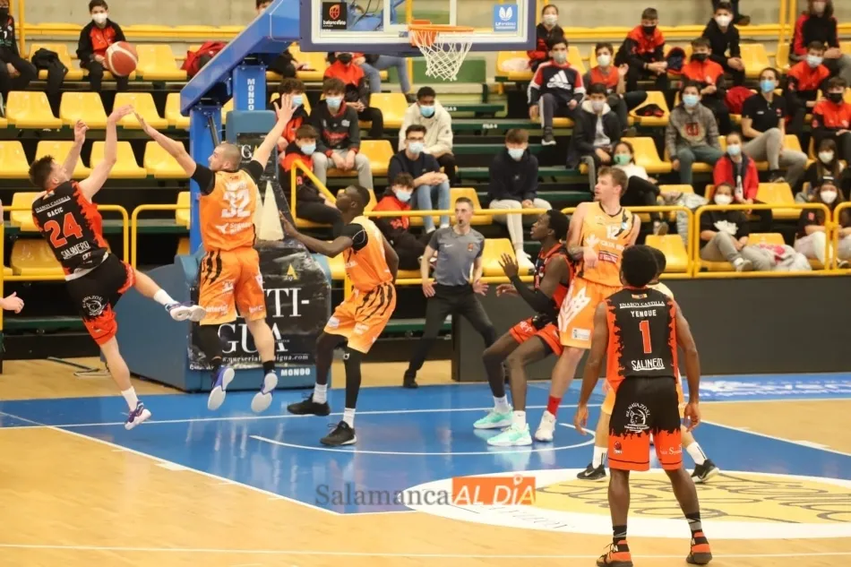 Sandro Gagic realiza un tiro en suspensión / Lydia González